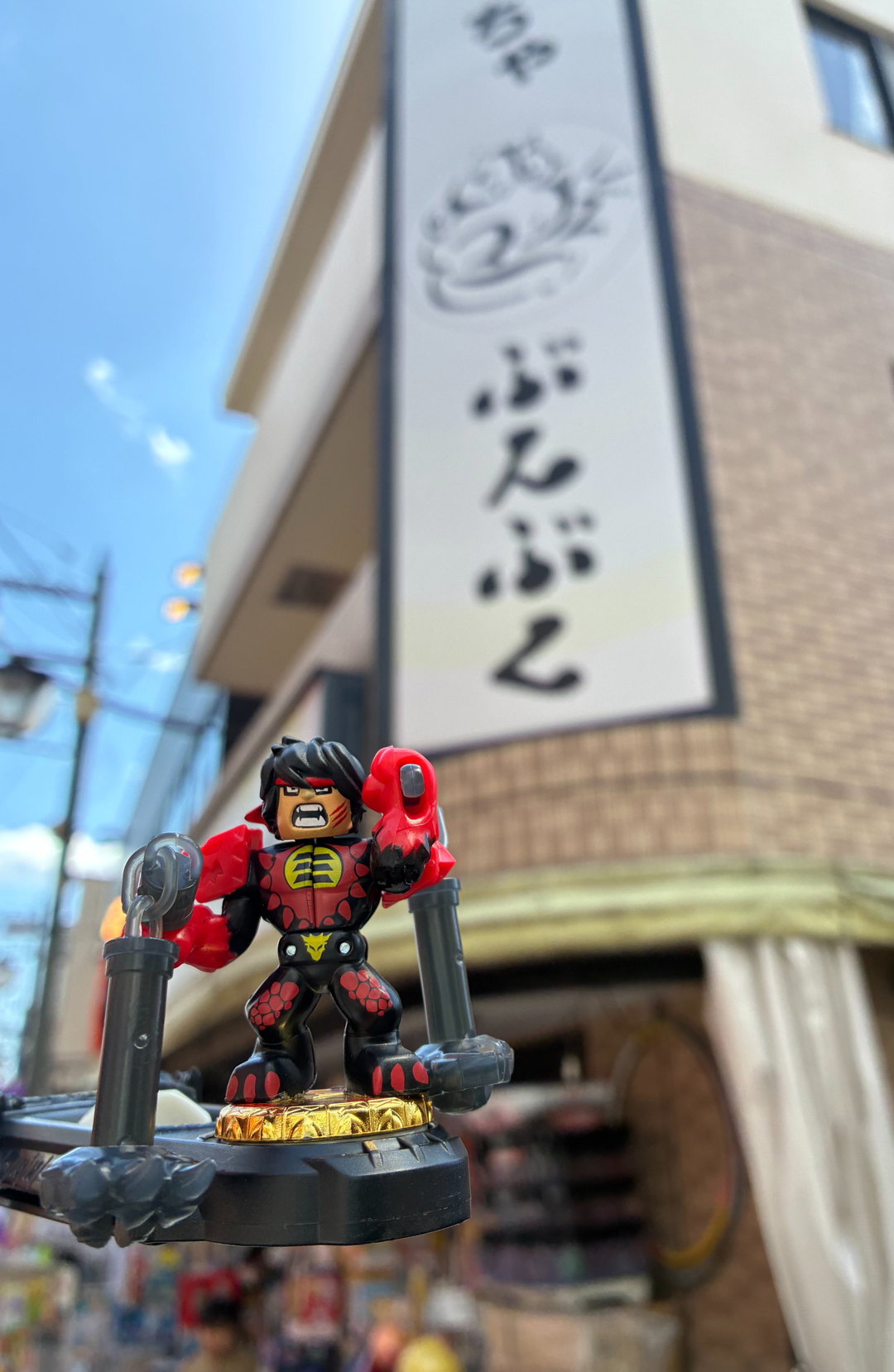 おもちゃのぶんぶく会場前のAKEDOウォリアー